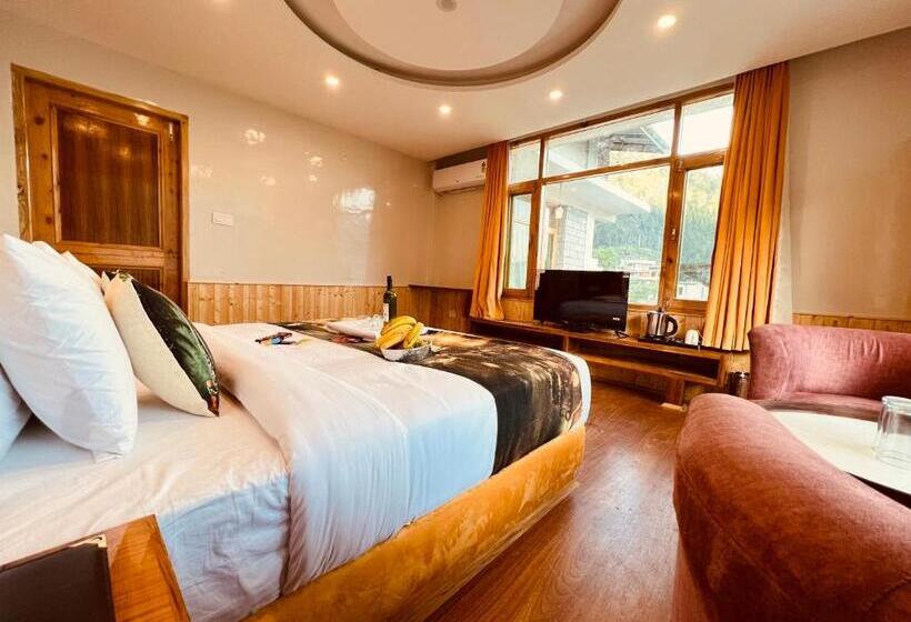 غرفة عائلية مطلّة علي الجبل, West Western