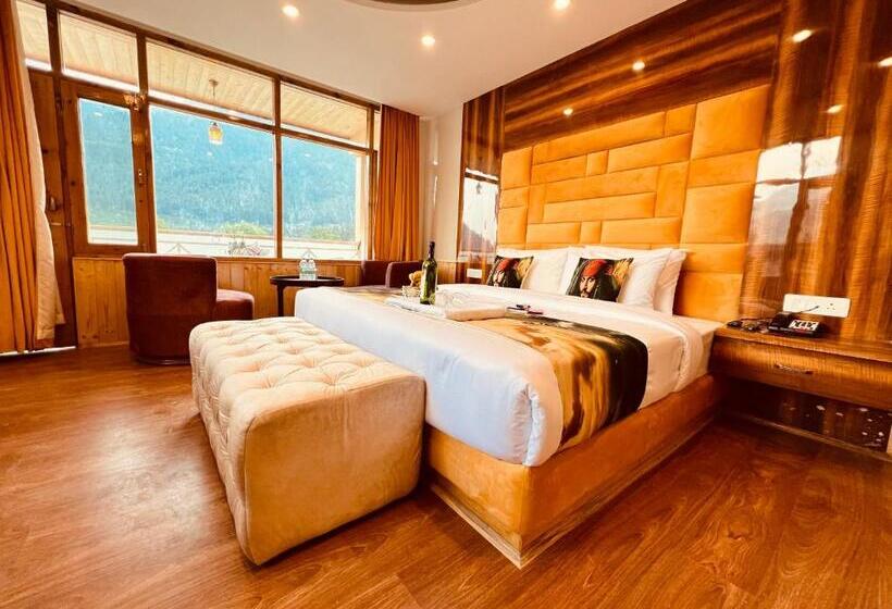 غرفة عائلية مطلّة علي الجبل, West Western