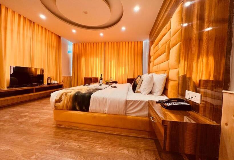 غرفة عائلية مطلّة علي الجبل, West Western