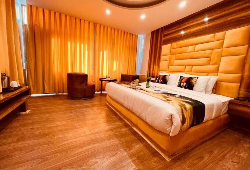 غرفة عائلية مطلّة علي الجبل, West Western