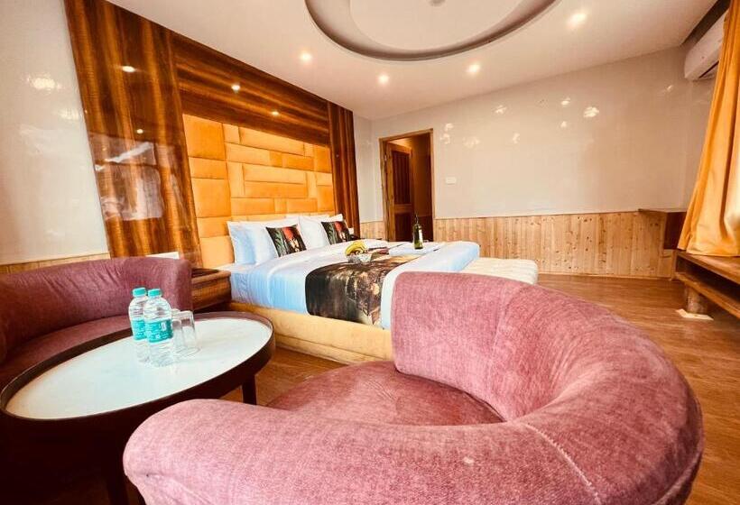 غرفة عائلية مطلّة علي الجبل, West Western