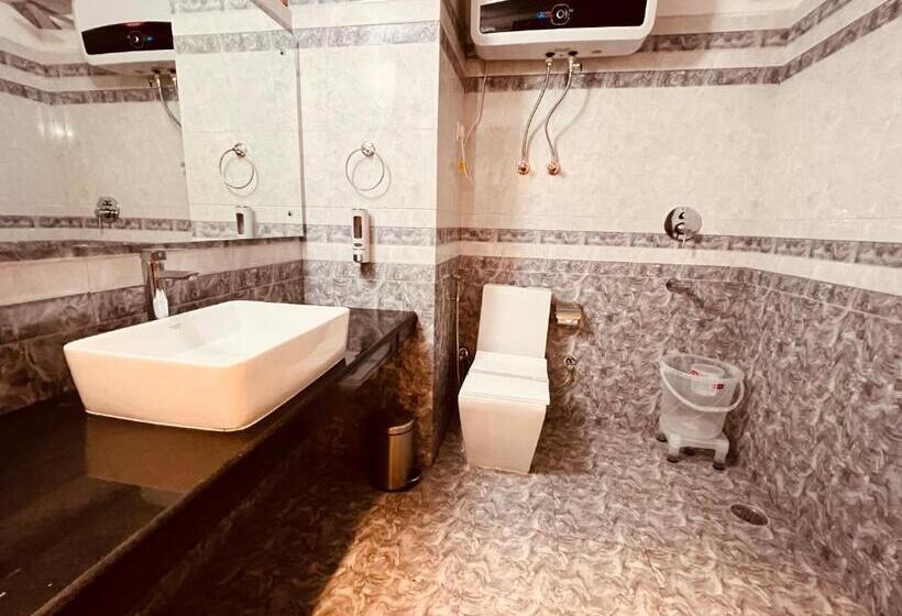 غرفة عائلية مطلّة علي الجبل, West Western