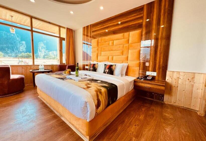 غرفة عائلية مطلّة علي الجبل, West Western