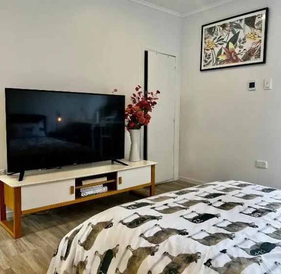 デラックスルーム, Short Stay  Entire Guesthouse!
