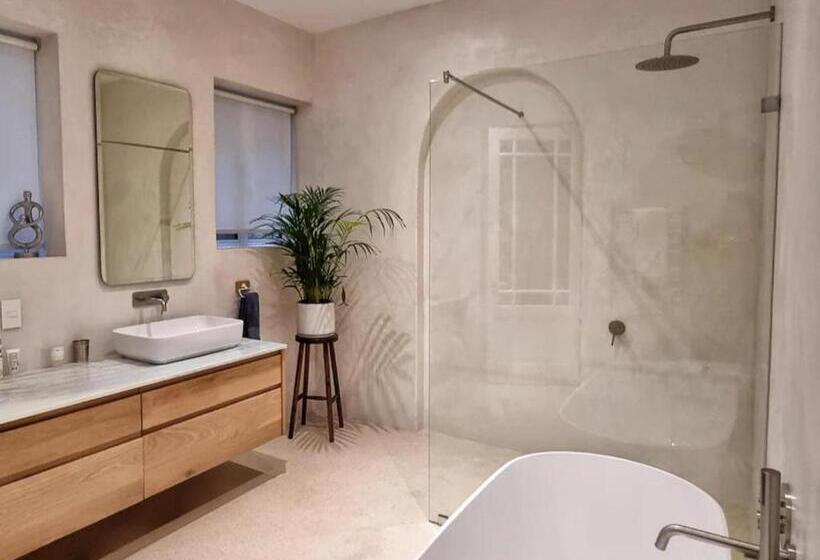 جناح كومفورت, The Dragon Tree Guesthouse