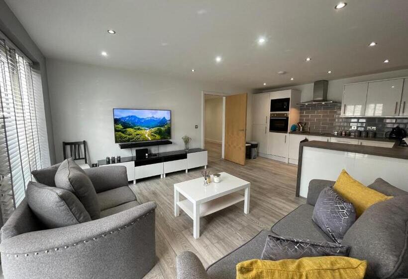 Апартаменты 2 Спальни, Rooms Near Me   Lux 2 Bed Apartment, Walsall City Centre, Smart Tv, Ensuite, M6 J9, Parking Nearby