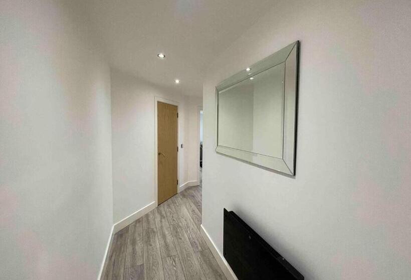 Апартаменты 2 Спальни, Rooms Near Me   Lux 2 Bed Apartment, Walsall City Centre, Smart Tv, Ensuite, M6 J9, Parking Nearby