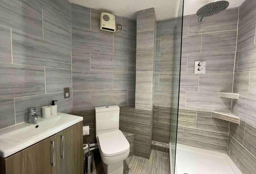 Апартаменты 2 Спальни, Rooms Near Me   Lux 2 Bed Apartment, Walsall City Centre, Smart Tv, Ensuite, M6 J9, Parking Nearby