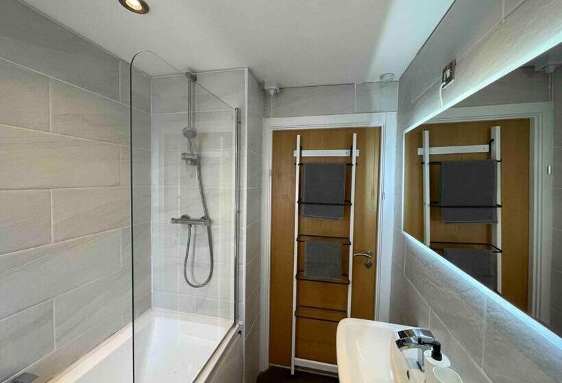 Апартаменты 2 Спальни, Rooms Near Me   Lux 2 Bed Apartment, Walsall City Centre, Smart Tv, Ensuite, M6 J9, Parking Nearby