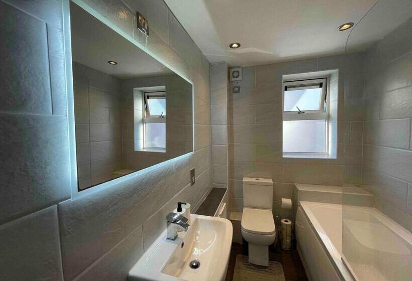 Апартаменты 2 Спальни, Rooms Near Me   Lux 2 Bed Apartment, Walsall City Centre, Smart Tv, Ensuite, M6 J9, Parking Nearby