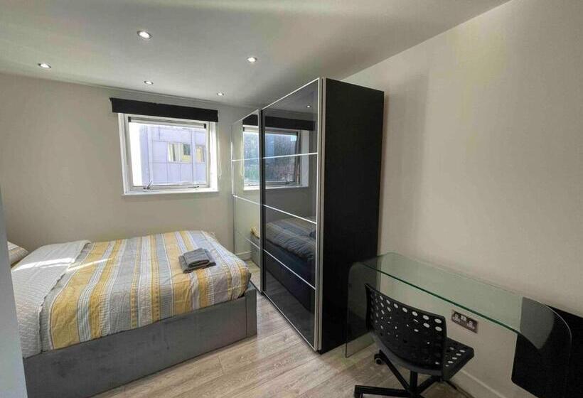 Апартаменты 2 Спальни, Rooms Near Me   Lux 2 Bed Apartment, Walsall City Centre, Smart Tv, Ensuite, M6 J9, Parking Nearby