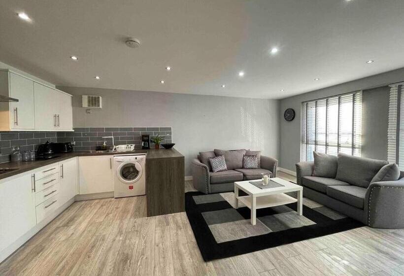Апартаменты 2 Спальни, Rooms Near Me   Lux 2 Bed Apartment, Walsall City Centre, Smart Tv, Ensuite, M6 J9, Parking Nearby