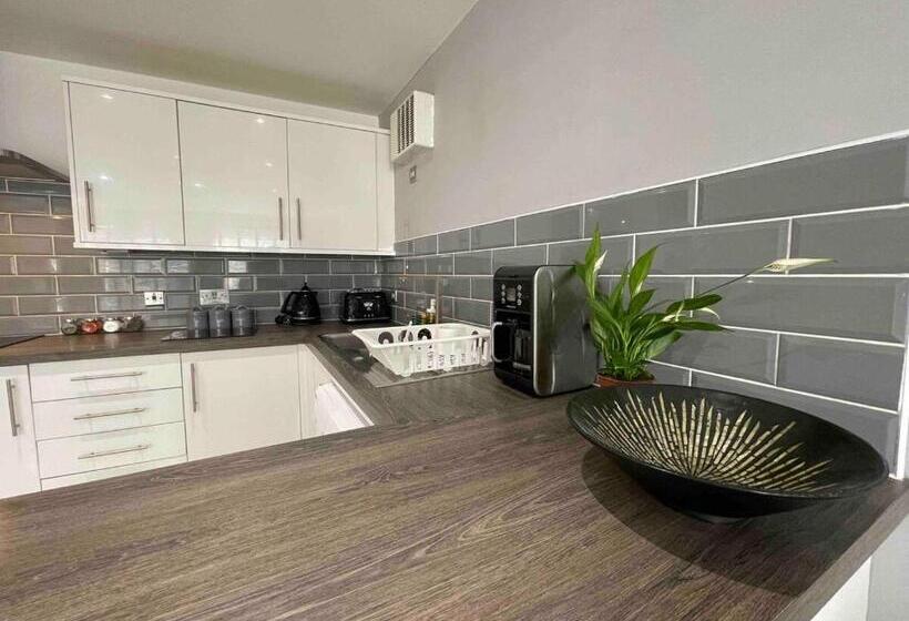 Апартаменты 2 Спальни, Rooms Near Me   Lux 2 Bed Apartment, Walsall City Centre, Smart Tv, Ensuite, M6 J9, Parking Nearby