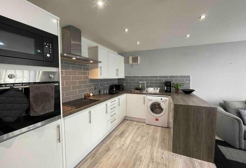 Апартаменты 2 Спальни, Rooms Near Me   Lux 2 Bed Apartment, Walsall City Centre, Smart Tv, Ensuite, M6 J9, Parking Nearby