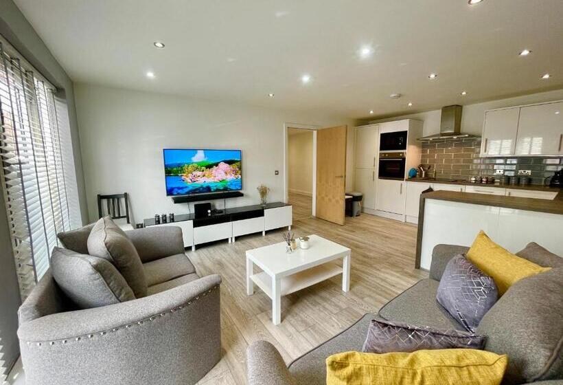 Апартаменты 2 Спальни, Rooms Near Me   Lux 2 Bed Apartment, Walsall City Centre, Smart Tv, Ensuite, M6 J9, Parking Nearby