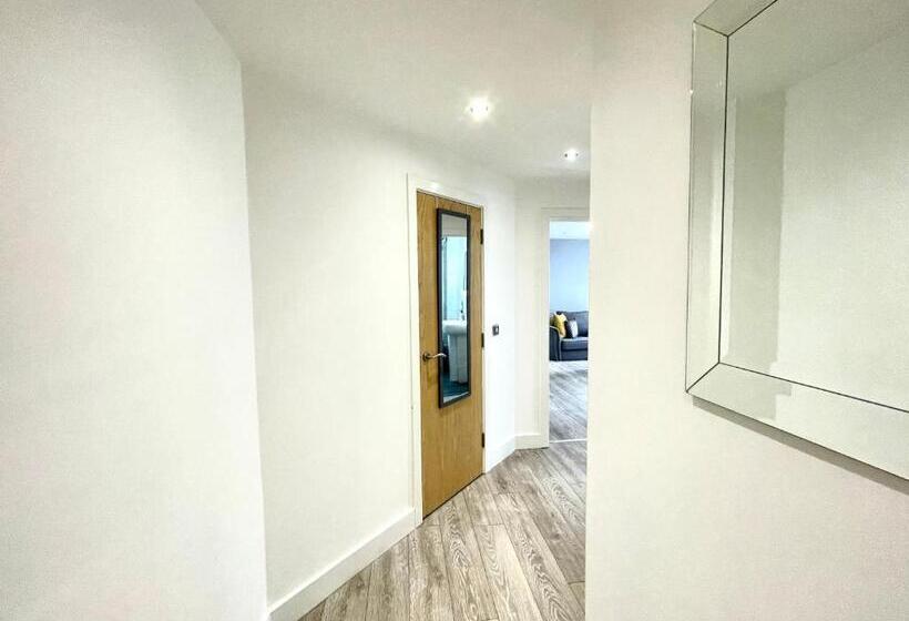 Апартаменты 2 Спальни, Rooms Near Me   Lux 2 Bed Apartment, Walsall City Centre, Smart Tv, Ensuite, M6 J9, Parking Nearby