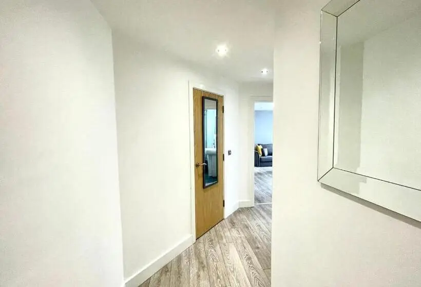 ２ベッドルームアパートメント, Rooms Near Me   Lux 2 Bed Apartment, Walsall City Centre, Smart Tv, Ensuite, M6 J9, Parking Nearby