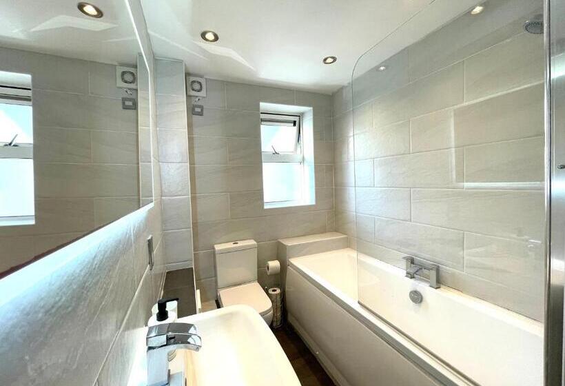 Апартаменты 2 Спальни, Rooms Near Me   Lux 2 Bed Apartment, Walsall City Centre, Smart Tv, Ensuite, M6 J9, Parking Nearby