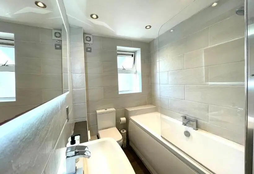 ２ベッドルームアパートメント, Rooms Near Me   Lux 2 Bed Apartment, Walsall City Centre, Smart Tv, Ensuite, M6 J9, Parking Nearby