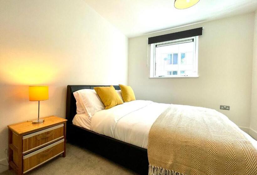 Апартаменты 2 Спальни, Rooms Near Me   Lux 2 Bed Apartment, Walsall City Centre, Smart Tv, Ensuite, M6 J9, Parking Nearby
