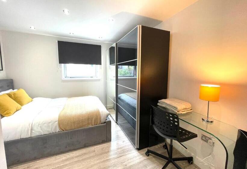 Апартаменты 2 Спальни, Rooms Near Me   Lux 2 Bed Apartment, Walsall City Centre, Smart Tv, Ensuite, M6 J9, Parking Nearby