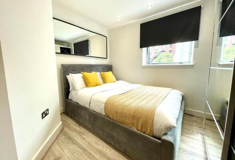 Апартаменты 2 Спальни, Rooms Near Me   Lux 2 Bed Apartment, Walsall City Centre, Smart Tv, Ensuite, M6 J9, Parking Nearby