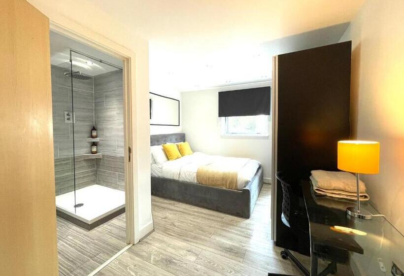 Апартаменты 2 Спальни, Rooms Near Me   Lux 2 Bed Apartment, Walsall City Centre, Smart Tv, Ensuite, M6 J9, Parking Nearby