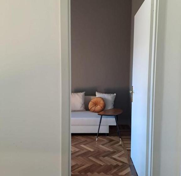 Suite amb Balconada, Botta 9