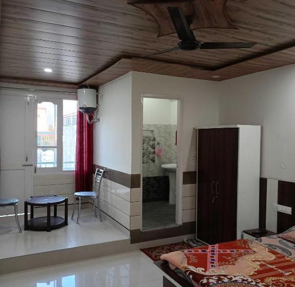 トリプルクラシックルーム, O Parmar Palace