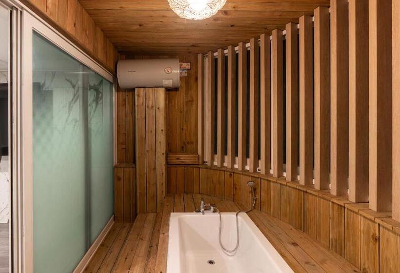 패밀리 룸, Two H