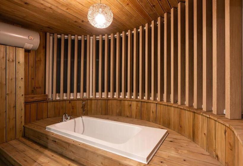 패밀리 룸, Two H