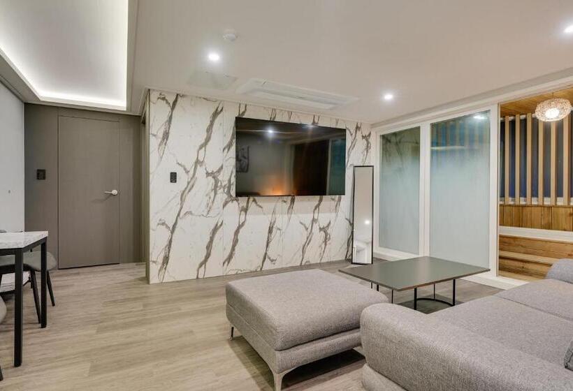 패밀리 룸, Two H