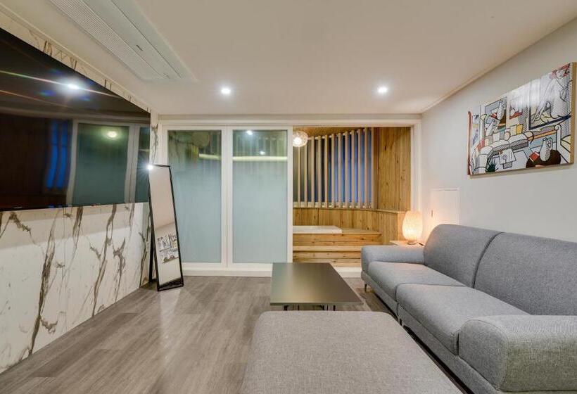 패밀리 룸, Two H