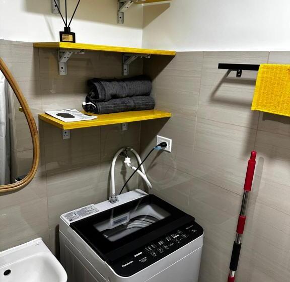 Standard Studio Poolutsikt, Shore 2 Residences   2 Full Double Bed Size