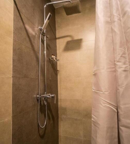 חדר סופריור לשלושה, Bulwark