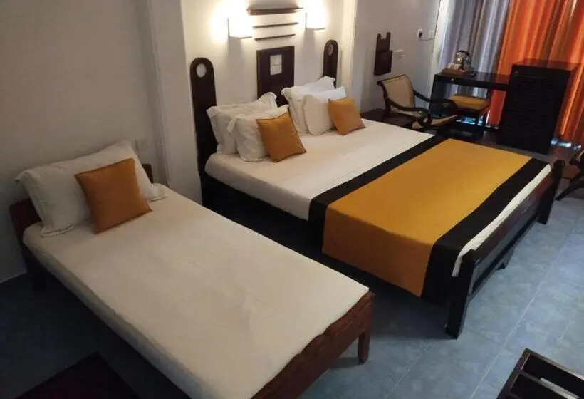 اتاق لوکس سه تخته, Dalawella Beach Resort