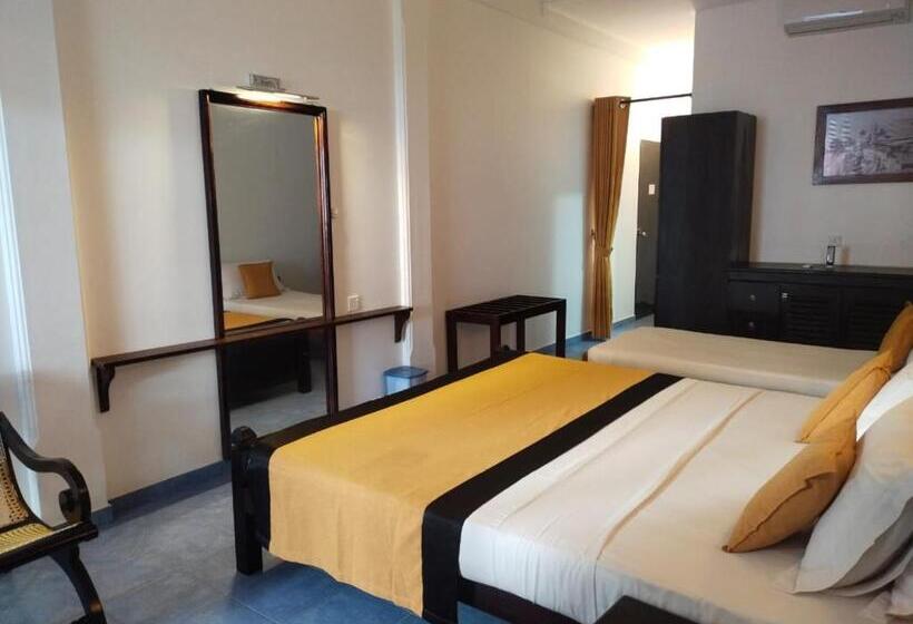 اتاق لوکس سه تخته, Dalawella Beach Resort