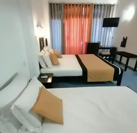 اتاق لوکس سه تخته, Dalawella Beach Resort
