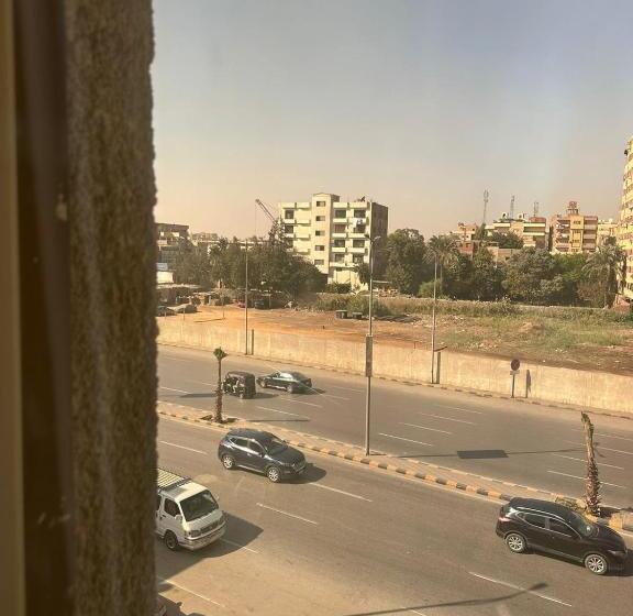 اتاق لوکس, The Palace Pyramids