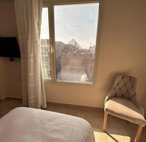 اتاق لوکس, The Palace Pyramids