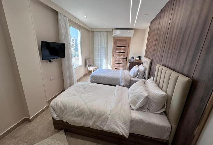 اتاق لوکس, The Palace Pyramids