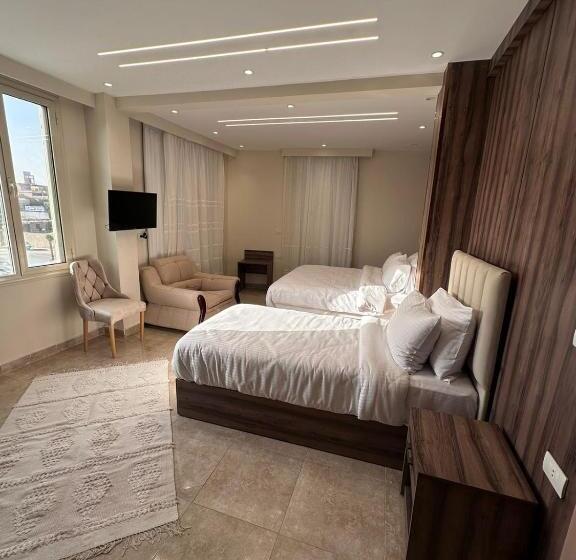 سوییت جونیور با بالکن, The Palace Pyramids