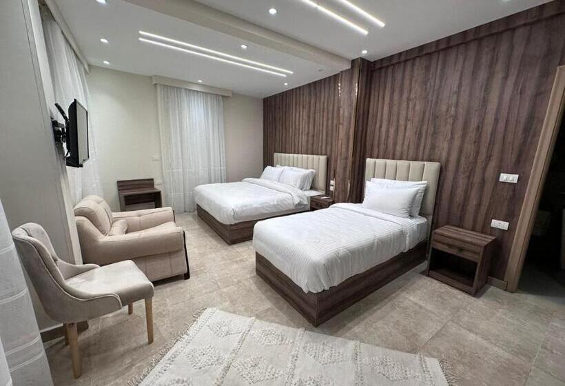 سوییت جونیور با بالکن, The Palace Pyramids