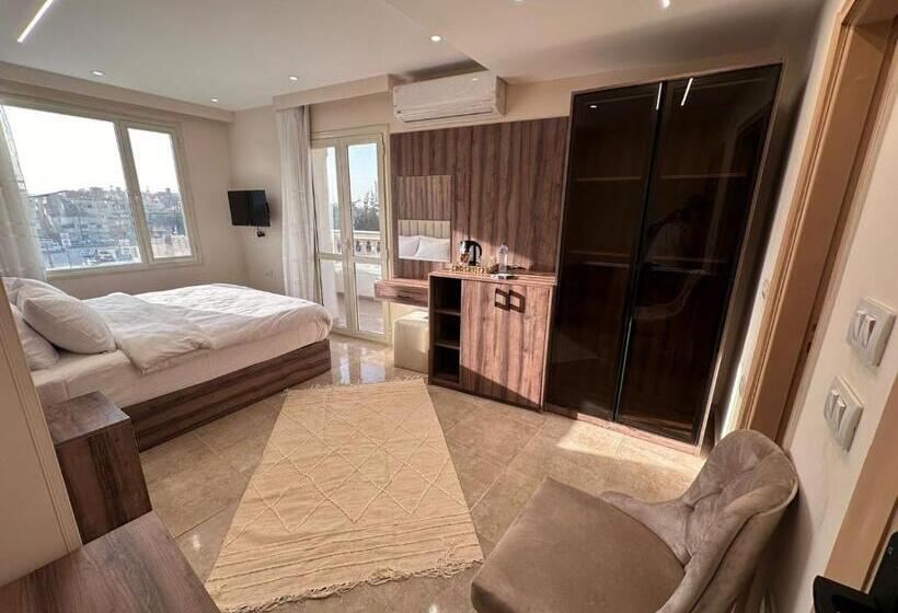 اتاق استاندارد با تخت بزرگ, The Palace Pyramids