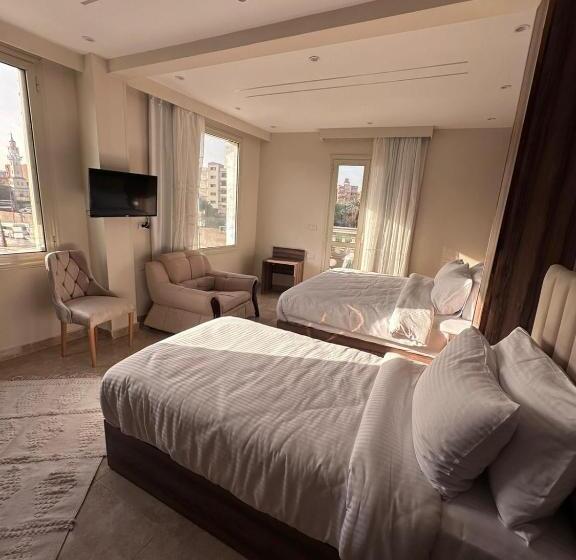 سوییت جونیور با بالکن, The Palace Pyramids