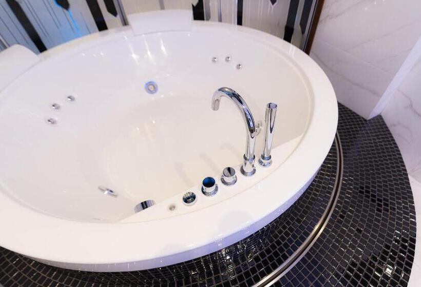 اتاق لوکس با تخت بزرگ, Tsarsky