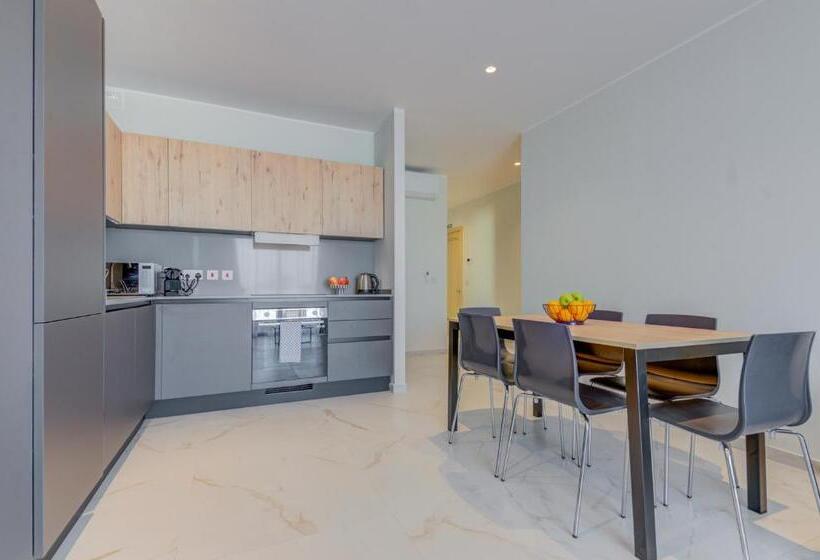 سوئیت با وان آب گرم, Mayfair By Premier Suites Mt