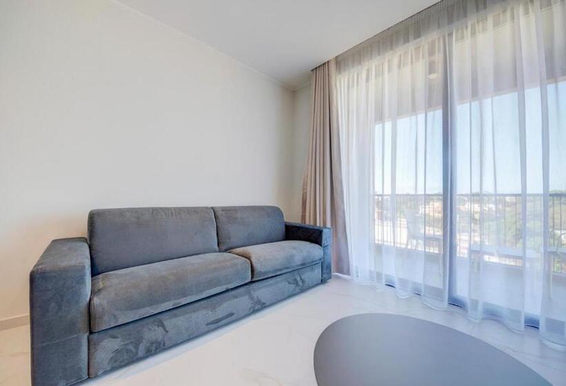 سوئیت با بالکن, Mayfair By Premier Suites Mt