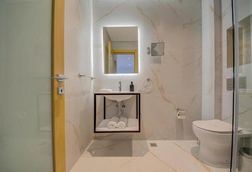 سوئیت با بالکن, Mayfair By Premier Suites Mt