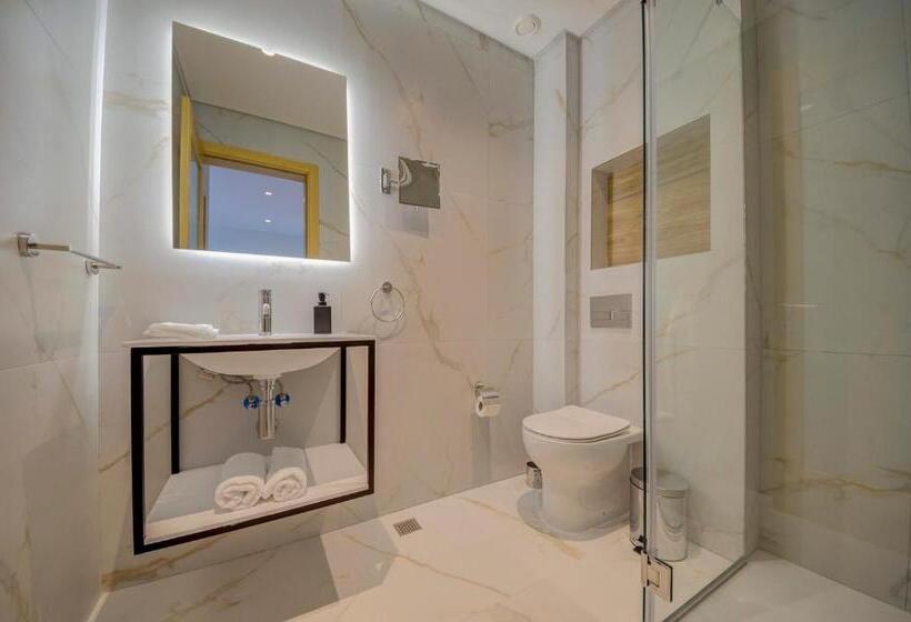 سوئیت با بالکن, Mayfair By Premier Suites Mt